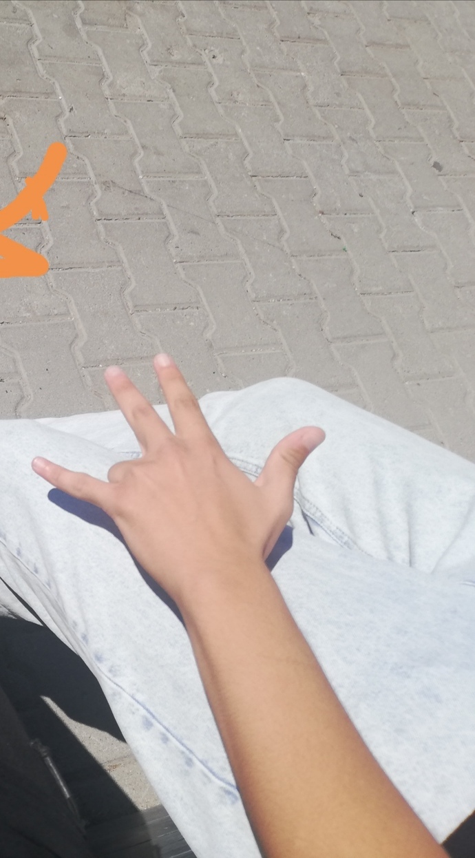 Bu kişi neden yanımda böyle yapıyor?