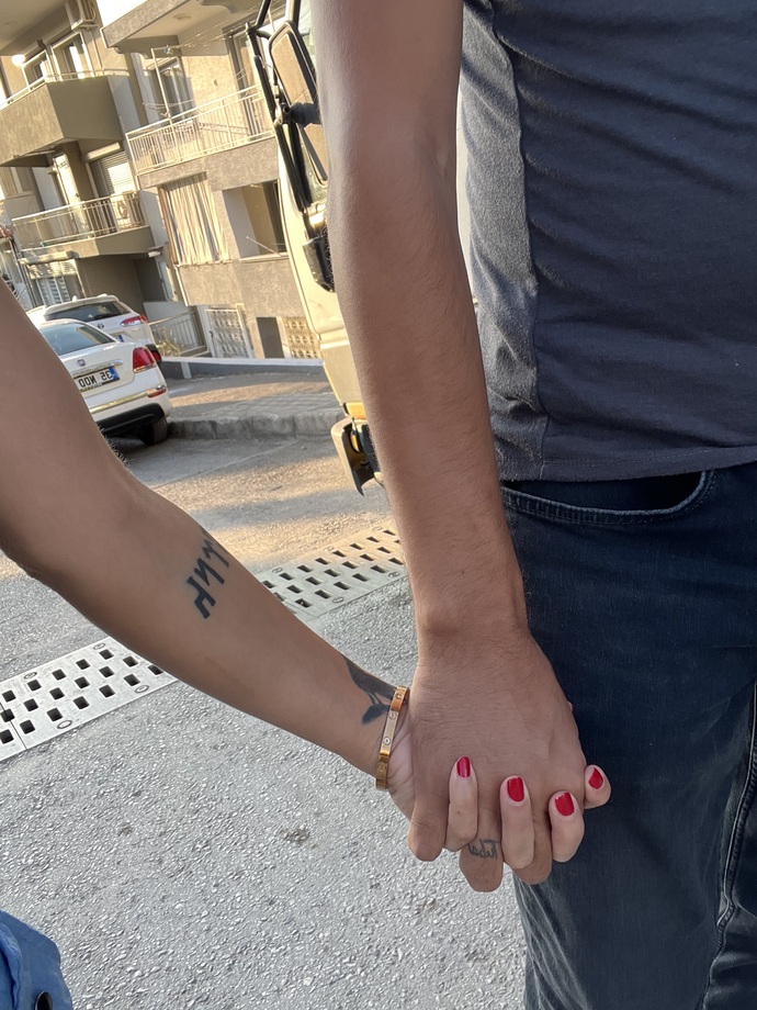 El ele yürümeyi seviyor musun?