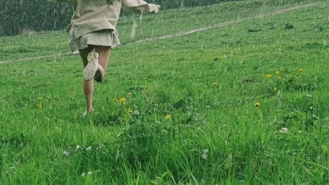 Yağmuru izlemeyi mi seversin altında ıslanmayı mı?