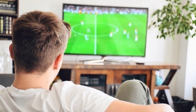 Maç bağımlısı eşim gol attılar mı diye sordu bende ne bileyim gol mu attılar bacak mı dedim küstü. küsecek ne var?