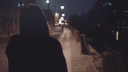 Sokakta regl olmuş ve bunun farkında olmayan bir kadın gördünüz. Ne yapardınız?