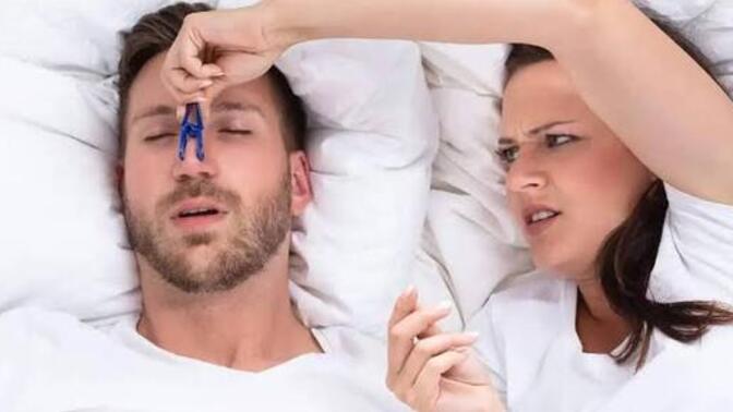 Horlayan ve evi inleten biriyle hatta deprem etkisi yaratan kükreyen bir aslan ile evlenir miydiniz?