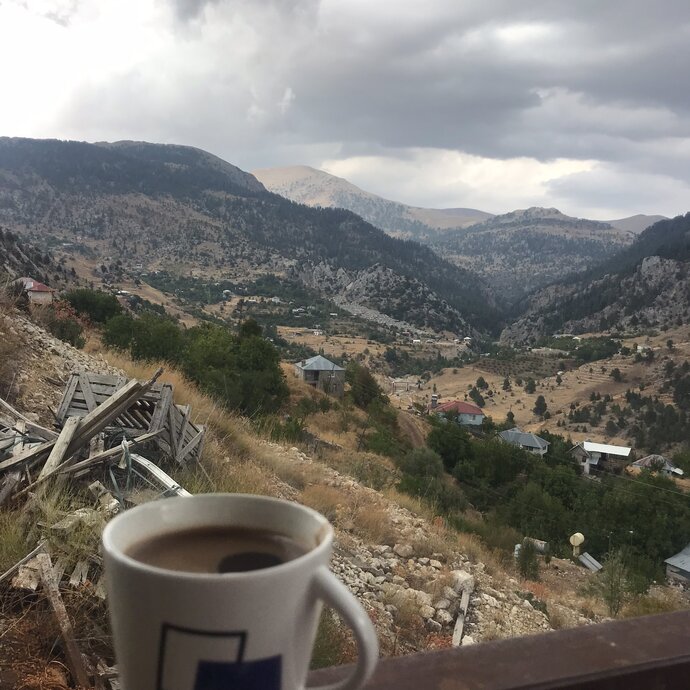 Yanında kimse olmasa da manzara kahve içmeye yeter mi?