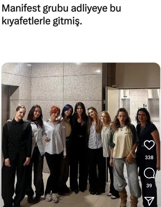 Sahnesinde açık giyinen manifest grubu?