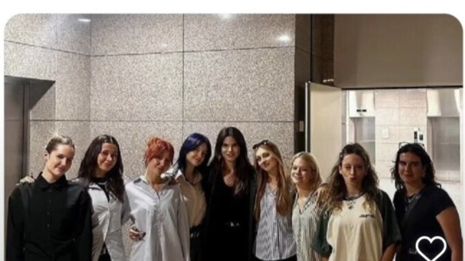 Sahnesinde açık giyinen manifest grubu?