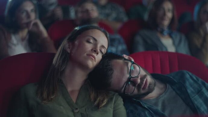 Sevgilinizle beraber film gecesi yaparken uyuyakalsa ne yaparsınız?