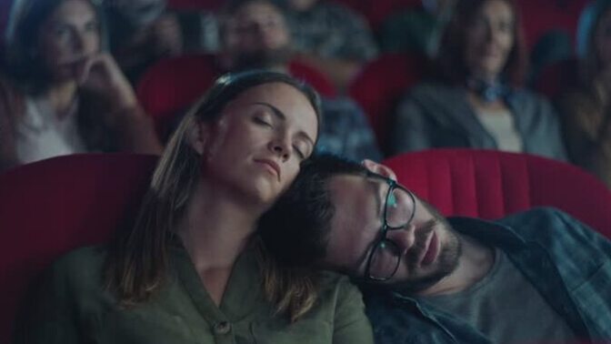 Sevgilinizle beraber film gecesi yaparken uyuyakalsa ne yaparsınız?