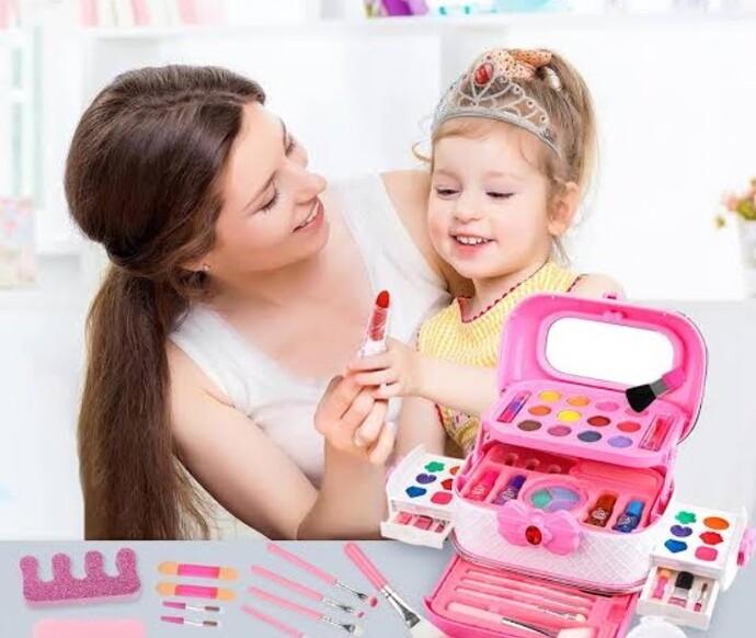 Kız çocukları da annesi gibi süslü mü olmalı yoksa Sen böyle güzelsin mi dersiniz?