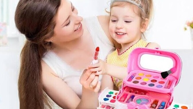 Kız çocukları da annesi gibi süslü mü olmalı yoksa "Sen böyle güzelsin" mi dersiniz?