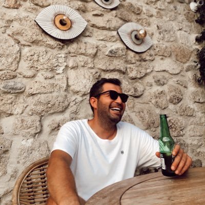 Asırlık profil fotosunu değiştiren adam yeni sevgili mi yapmıştır?