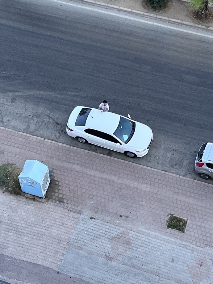 Nişanlım beni aşağıdan görmek için on dakika orada beni izledi sizce de bunlar saf sevgi değil mi siz ne düşünüyorsunuz gerçekten?
