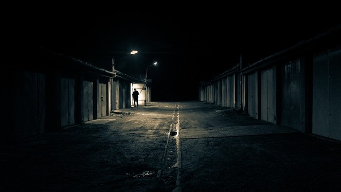 Gece karanlık bir sokakta yürümek sizi korkutur mu?