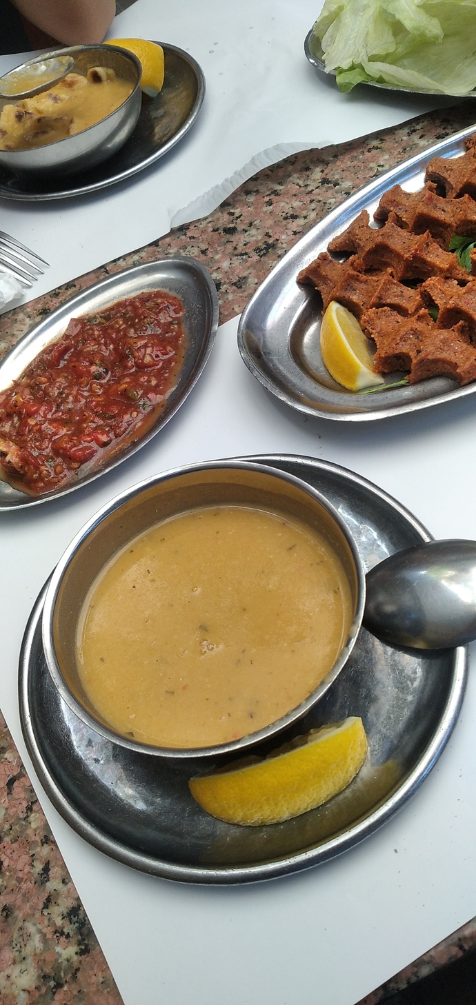 Çorbanın yanına az ezme ve çiğköfte söyledim millet para nasıl ezilirmiş görsün öyle değil mi 🤣?