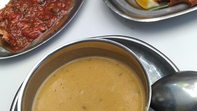 Çorbanın yanına az ezme ve çiğköfte söyledim millet para nasıl ezilirmiş görsün öyle değil mi 🤣?
