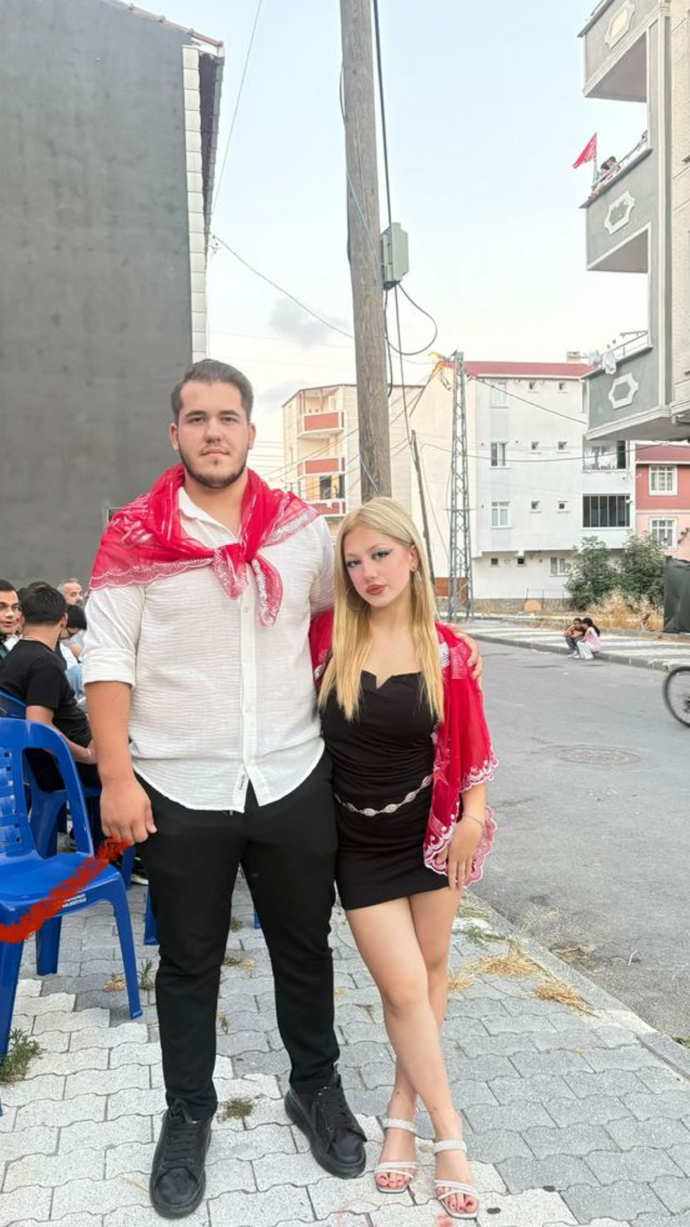 Bu mini elbiseyi giydim diye bağırdı çok mu kısa?