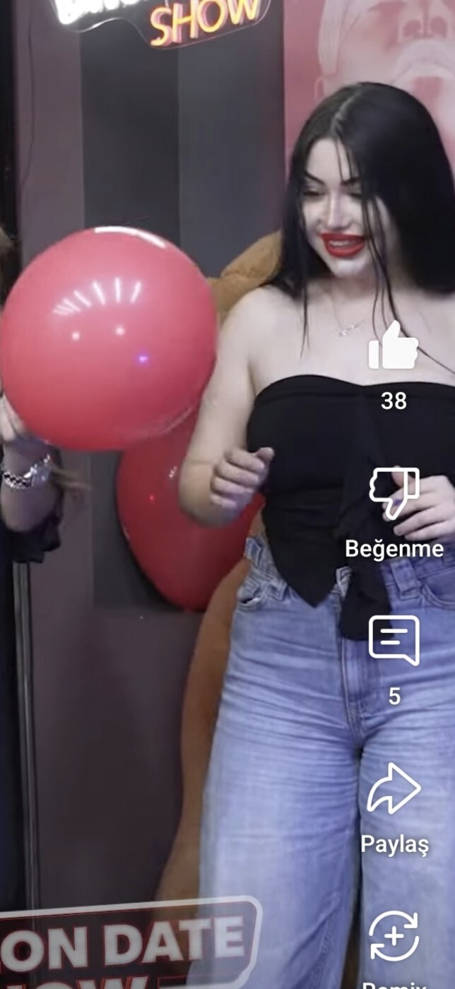 Şöyle bembeyaz tenli kızlara bayılıyorum. Sizce kadın beyaz mı olmalı?