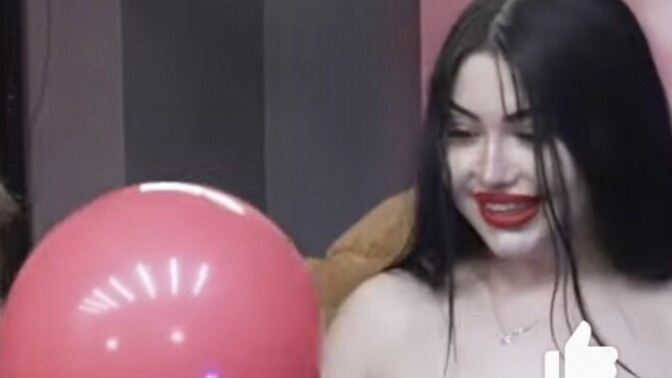 Şöyle bembeyaz tenli kızlara bayılıyorum. Sizce kadın beyaz mı olmalı?