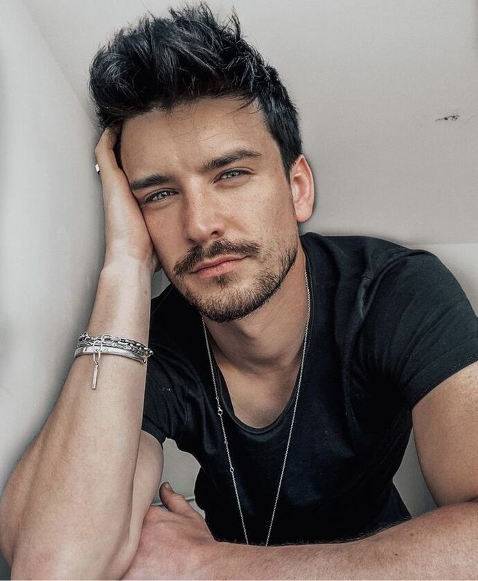 Yakışıklılık mı, karizma mı?