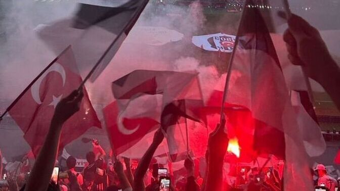 Formayı giyip tribünde bağırsan mı daha keyifli, TV karşısında cipsle izlemek mi?