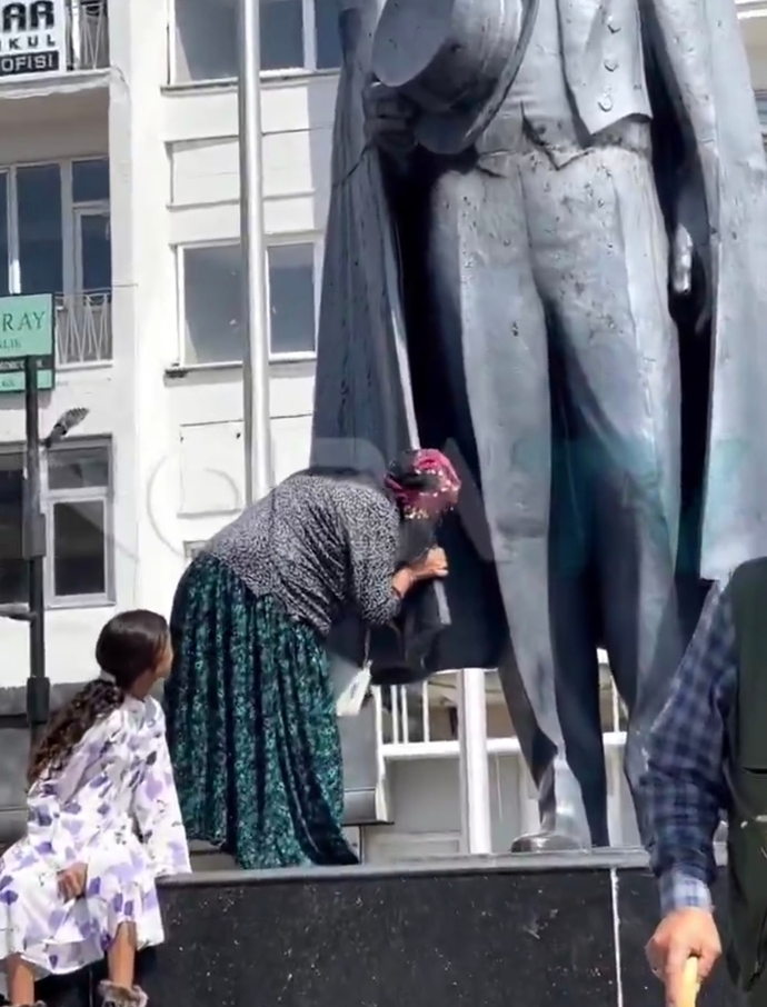 Atatürk heykelini öpen kadın hakkında ne düşünüyorsunuz?