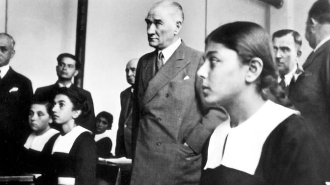 Atatürk bugünkü Türkiye'yi görseydi yine aynı mücadele örneğini gösterir miydi sizce?