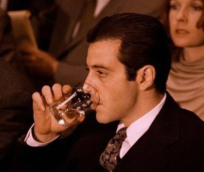 Godfather filmindeki Michael Corleoneye aşık olmam normal mi?