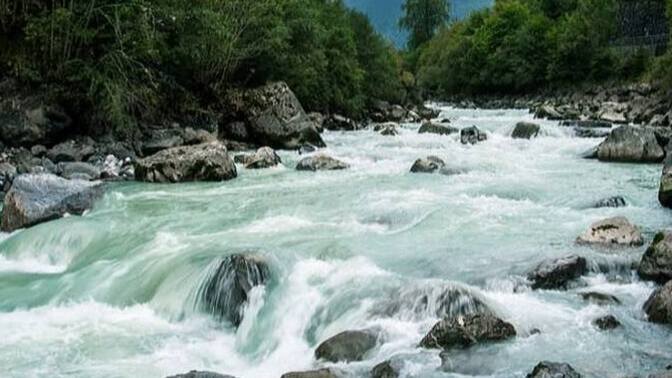 Sen hiç önüne taş çıktı diye akmaktan vazgeçen bir su gördün mü?
