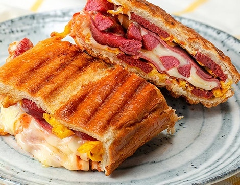 Tostta sucuk mu, kaşar mı başrolde olmalı? 🥪?