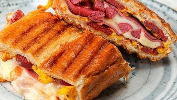 Tostta sucuk mu, kaşar mı başrolde olmalı? 🥪?
