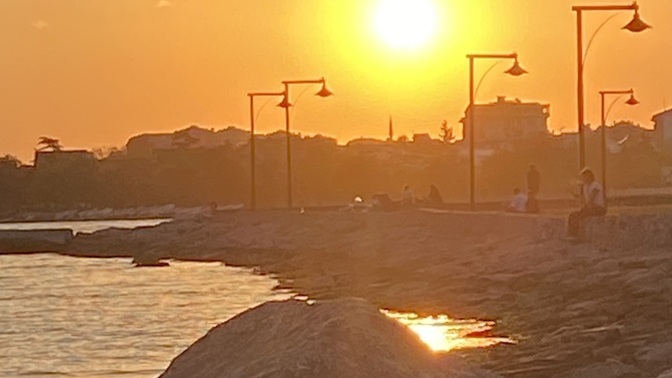 Akşam güneşi kimlere vuruyordu?
