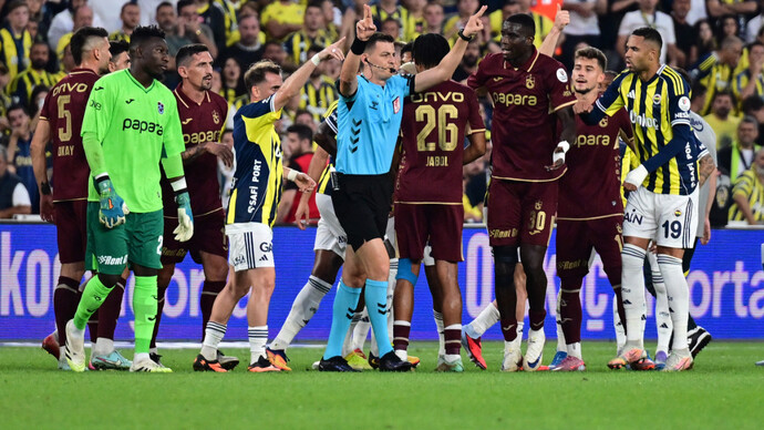 Fenerbahçe 1 - Trabzonspor 0.. Sarı lacivertliler Tedesco ile ilk maçını kazandı ve yine hakem rezaleti yaşandı! Ne düşünüyorsunuz?