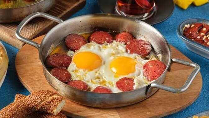 Sucuklu yumurta mı menemen mi?