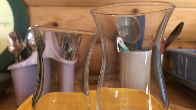 Eskiden çay bardakları dahil birçok şey küçük boyutlardaymış. Daha az ve kibar yenilip içilmesi sağlık açısından da iyiymiş dimii?