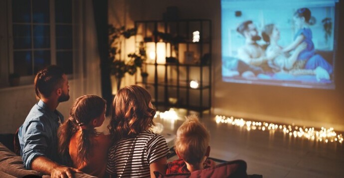 Tek başınıza mı film izlersiniz yoksa ailenizle mi?