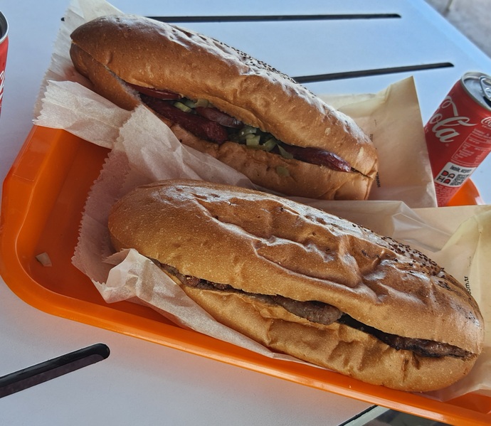 Köfte ekmek mi, sucuk ekmek mi?