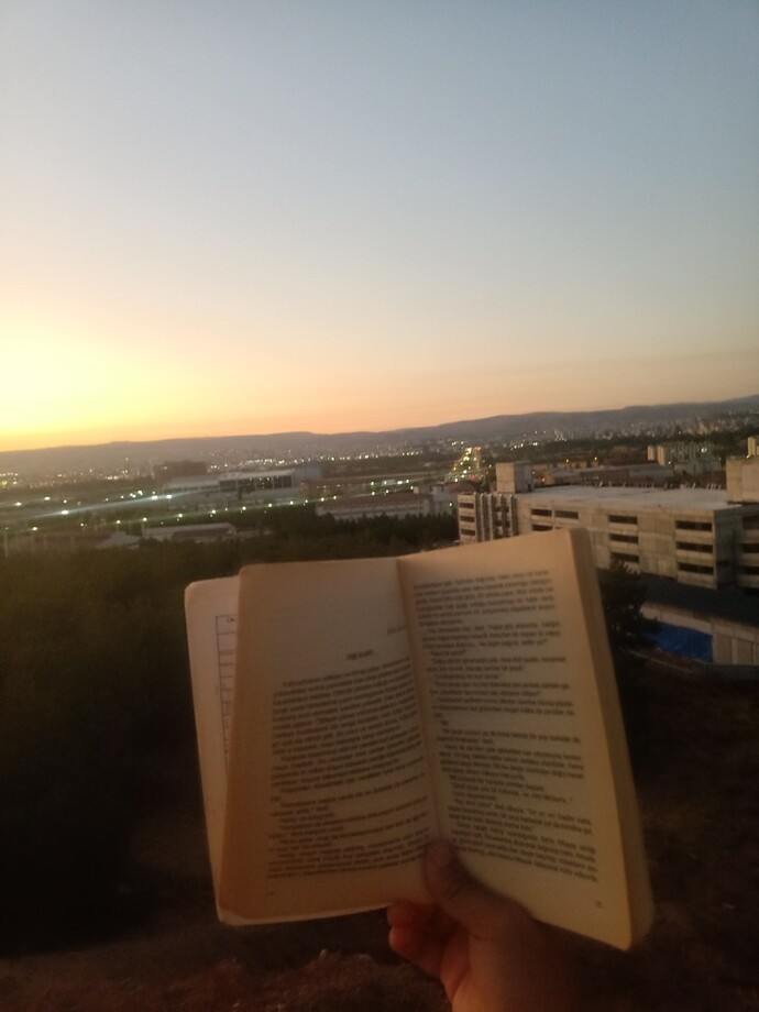 Kitap okuyom katılmak isteyen var mı?