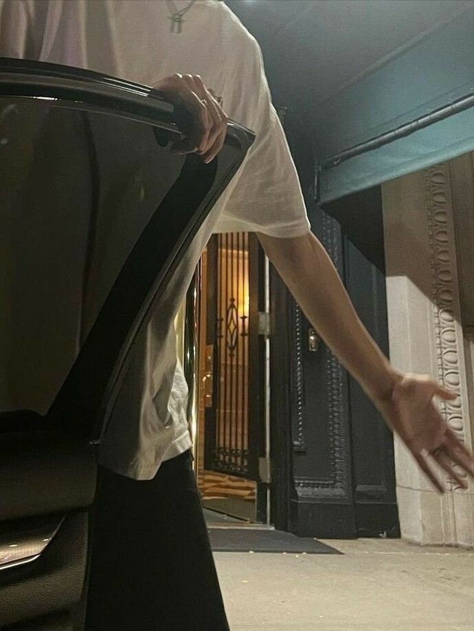 İlk buluşmada erkek, kadının kapısını açmalı mı?