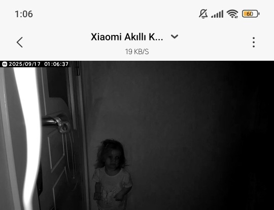 1.5 yaşındaki kızım gecenin bu saatinde beşiğinden inip odada oyun oynamaya başlıyor. Nr yapmalıyım?