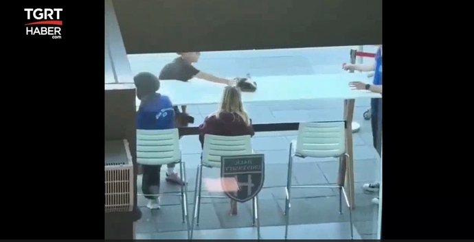 Haliç Üniversitesinde iki gencin kediyle oynadığı oyun sosyal medyayı ikiye böldü! Siz ne düşünüyorsunuz?