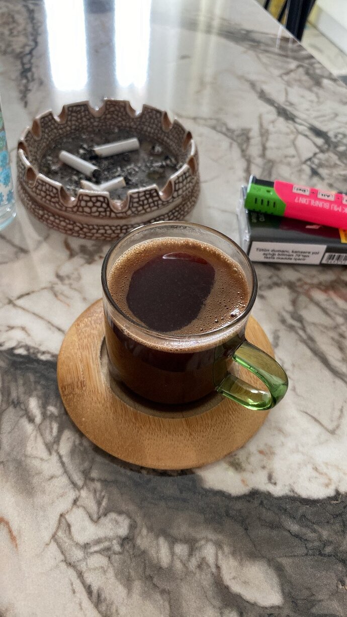 Türk kahvesi mi. Sütlü Nescafe mi?