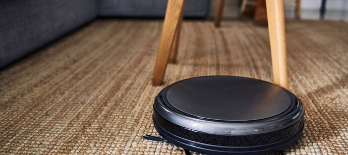 Robot süpürge gerçekten köşelerdeki tozu alabiliyor mu, yoksa elde süpürmek şart mı oluyor?