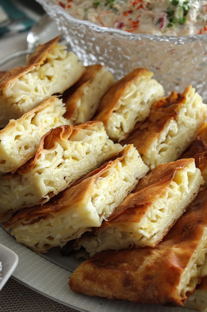 Neyli börek seversin tahmin edeyim mi hadi gel gel böreke gel ama iki hakkın var su böreği ve ıspanaklı peynirli börek 🥰🥰😊💋💋?