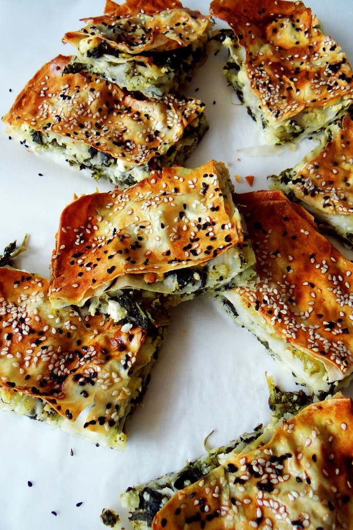 Neyli börek seversin tahmin edeyim mi hadi gel gel böreke gel ama iki hakkın var su böreği ve ıspanaklı peynirli börek 🥰🥰😊💋💋?
