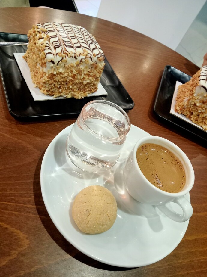 Yok mu hatır bilenle kahve içeceğim birisi?