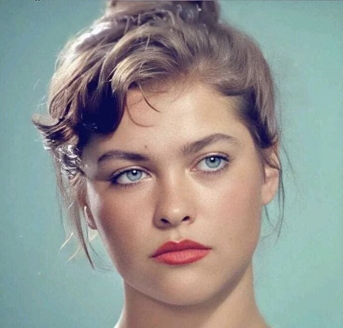 Hülya Avşar çok güzel değil mi birazda onun gençliğini tartışalım?