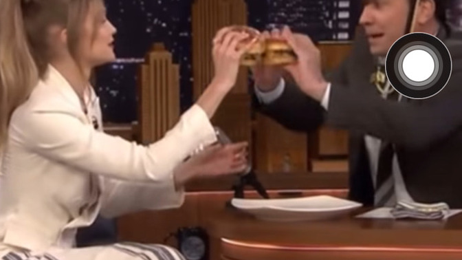 Gigi hadid in annesi gigi ye hamburger zikkimlanmasina izin vermemis kucukken ileride model olsun diye keske benimde annem boyle?