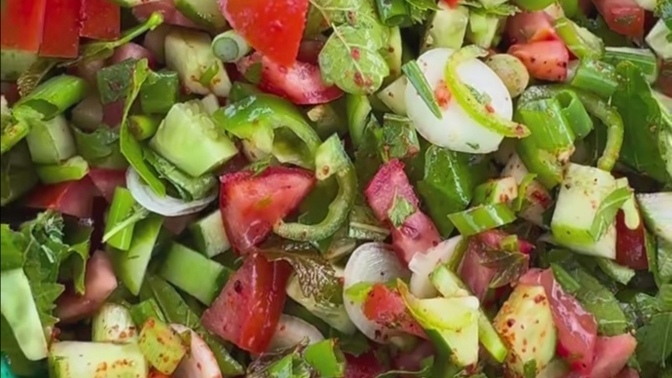 Misafirliğe gittiniz. Ev sahibi bulaşıkları yıkadığı kapta salata yaptı ve ikram etti yer miydiniz?