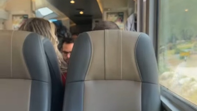 Niye kimse benim yanıma oturmadı ki şimdi al işte bütün yol bunu düşünecem🥹 ?