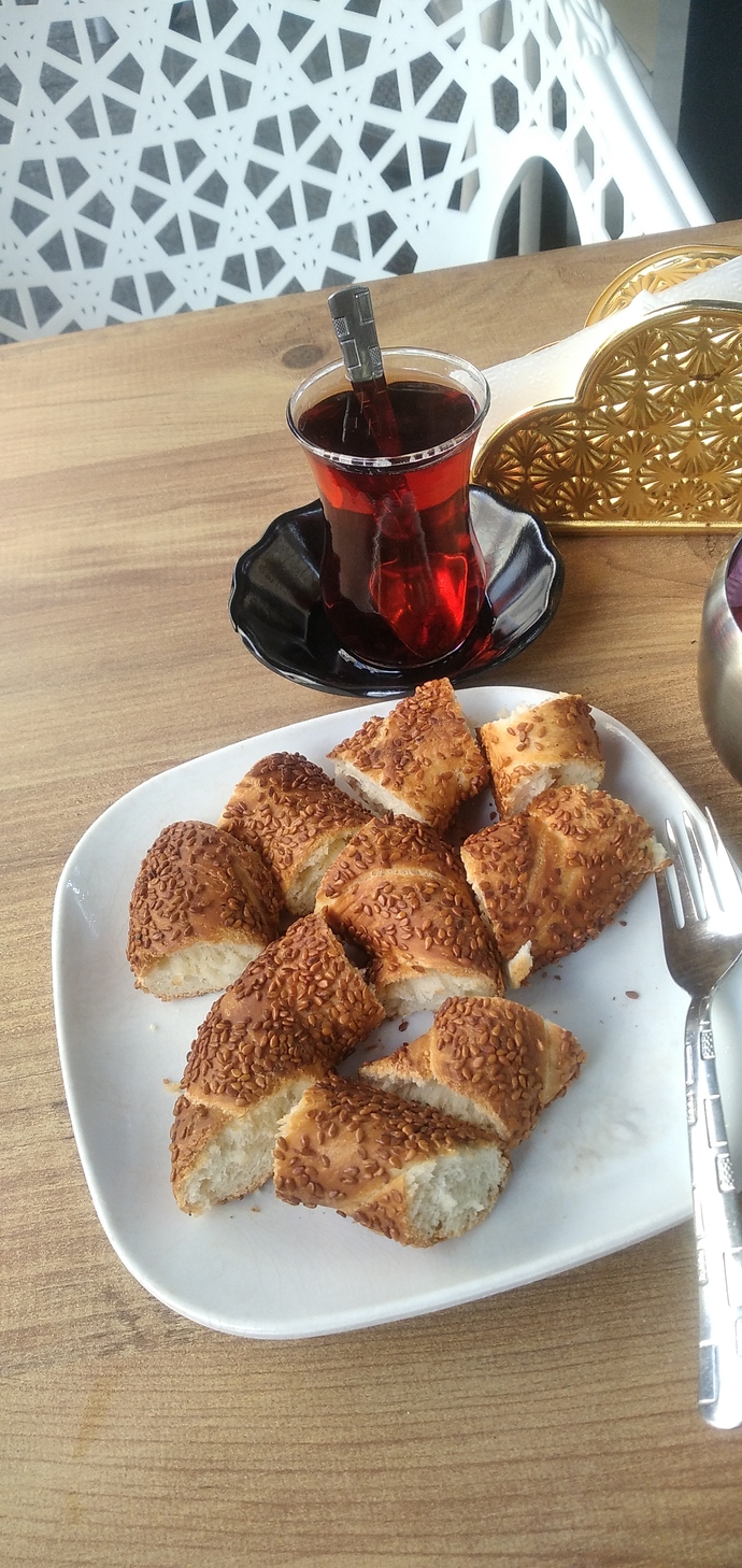 Çay ve simit yemek fakirlik göstergesi midir?