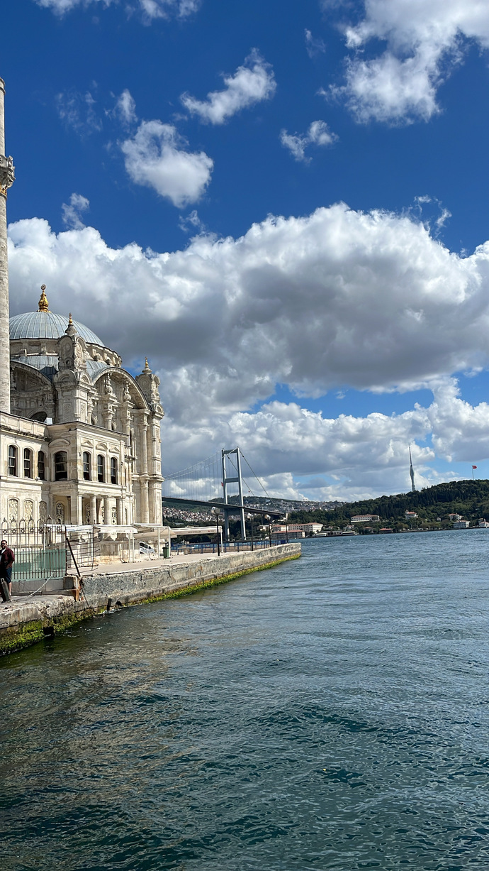 Ortaköy’de sahile karşı kumpir mi, waffle mı tercih edersin?